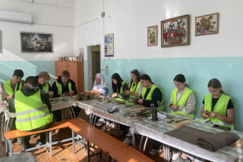 На православном приходе в Кургане подростков из «Отряда особого назначения» научили плести браслеты из паракорда