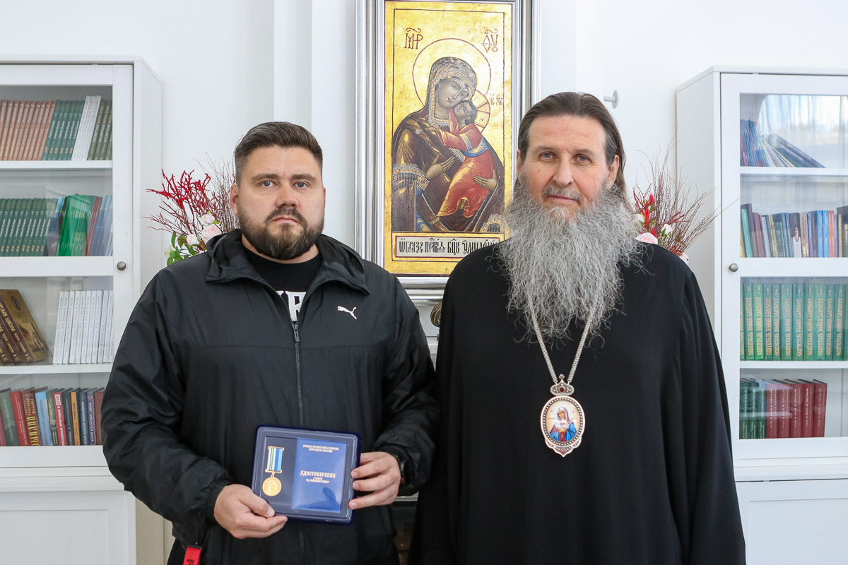 Митрополит Даниил наградил епархиальной медалью директора фонда «Чимеевская святыня»