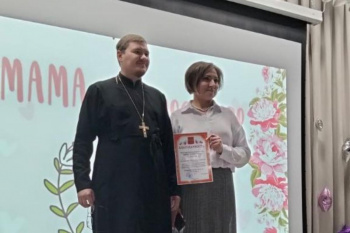 Курганский священник поздравил с Днём матери педагогов и родителей школы №52