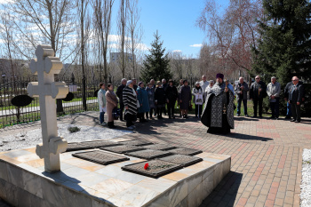 В Кургане возле кафедрального Александро-Невского собора прошла панихида по жертвам аварии на Чернобыльской АЭС
