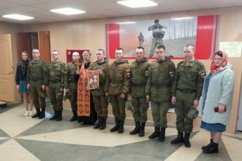 Курганский священник совершил пасхальный молебен в облвоенкомате