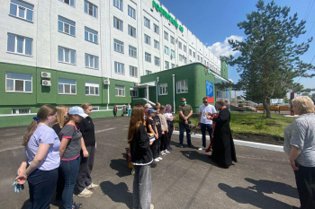 Курганский священник инициировал высадку роз в Госпитале-45