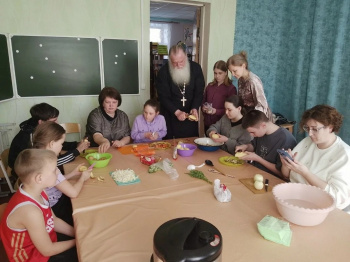 В Глядянском священник помог школьникам совершить необычное кулинарное путешествие