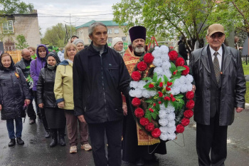 В Петухово настоятель участвовал в праздновании Дня Победы