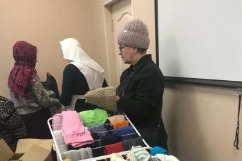 Курганский центр «Надежда» обеспечивает нуждающихся вещами по сезону