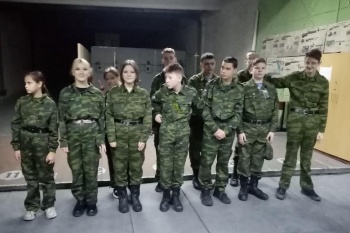 Курганский священник и  курсанты клуба «Воин» провели стрельбы в тире