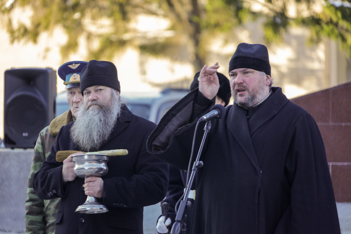 Курганский священник принял участие в торжественных проводах призывников на военную службу