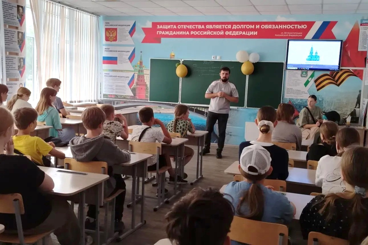 В 11-й школе Кургана прошел показ фильма о священнике – участнике СВО