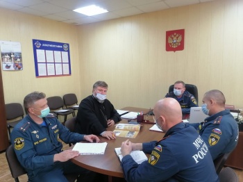 Курганский священник встретился с представителями МЧС