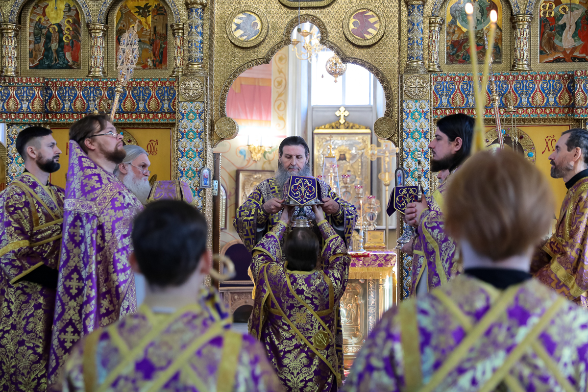 Митрополит Даниил совершил Литургию в Крестопоклонную неделю в курганском кафедральном соборе