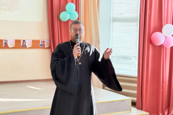 Курганский священник посетил концерт в школе №41