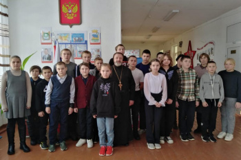 Петуховский настоятель посетил школы и Центр обслуживания населения