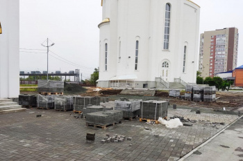 В Кургане возле Троицкого собора продолжается  укладка брусчатки