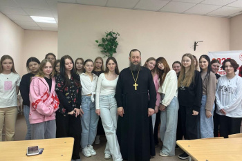В Кургане священник Александро-Невского собора посетил Курганский техникум сервиса и технологий