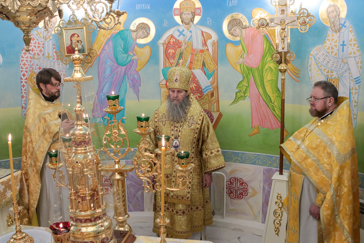Первое архиерейское богослужение состоялось в нижнем приделе Троицкого собора