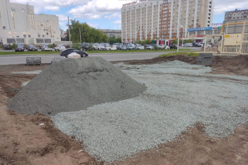 В Кургане возле Троицкого собора началась укладка брусчатки