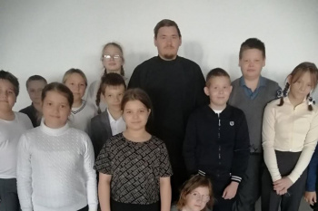 В Кургане священник побеседовал с 4-классниками о добре и зле