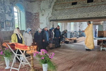 Для иконы в старинном храме села Рассвет изготовили киот