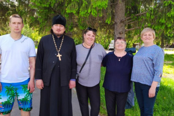 Курганский священник поздравил ребятишек микрорайона Тополя