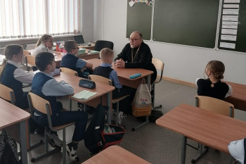 Курганский священник провёл урок нравственности для 4-классников