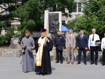 В Кургане священник в честь Дня пограничника вручил руководству погранохраны икону Божией Матери
