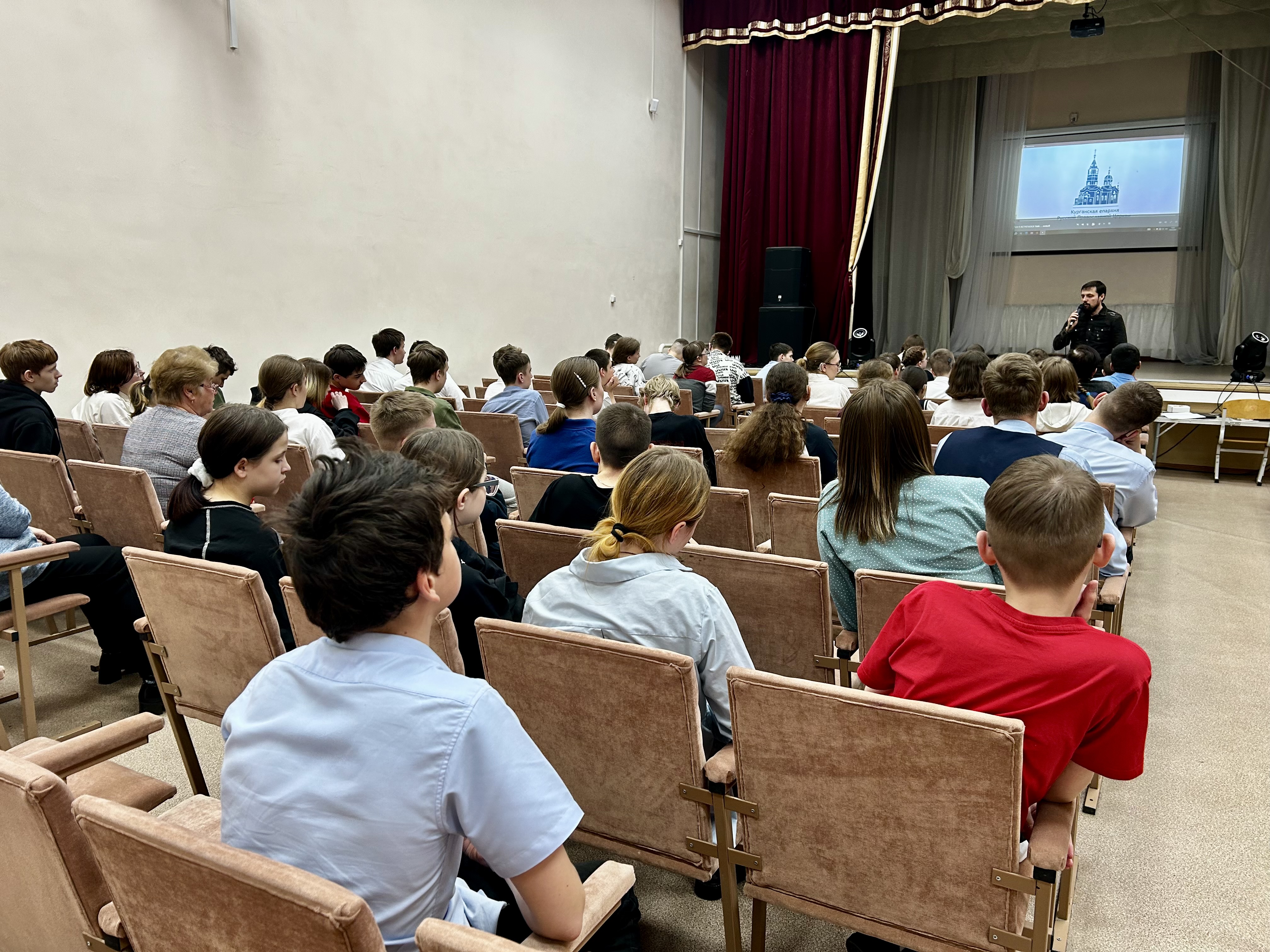 Около 200 школьников посмотрели фильм о курганском священнике Михаиле Шушарине