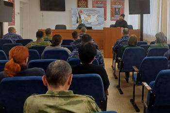 Курганский священник провел духовную беседу с росгвардейцами