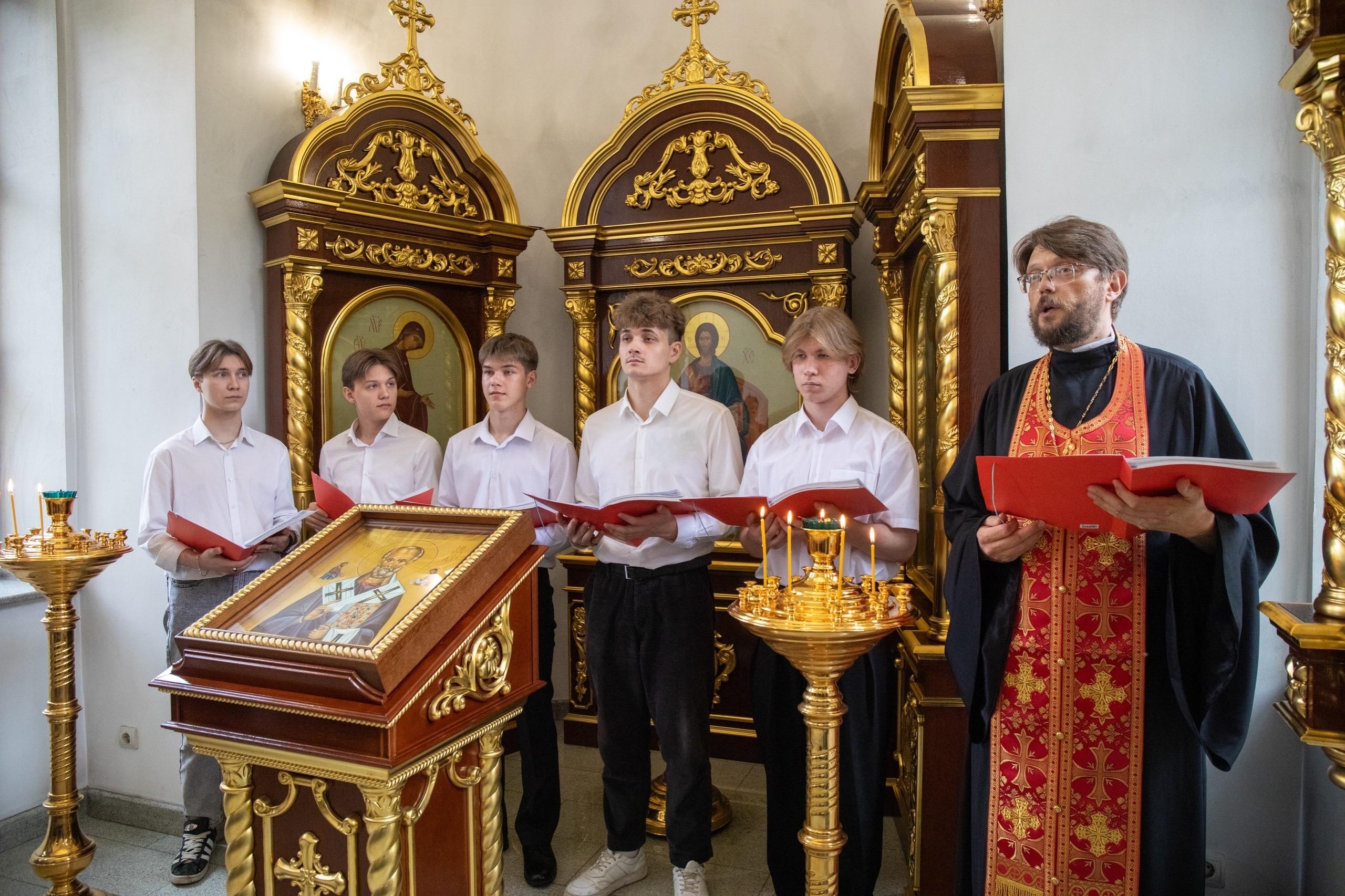 Вокальный ансамблю «Распев» порадовал своим пением коллектив предприятия «Курганстальмост»