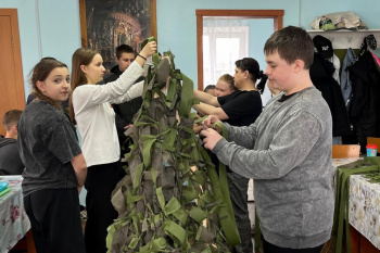Ученики школы села Садовое помогли местному приходу в плетении маскировочных сетей