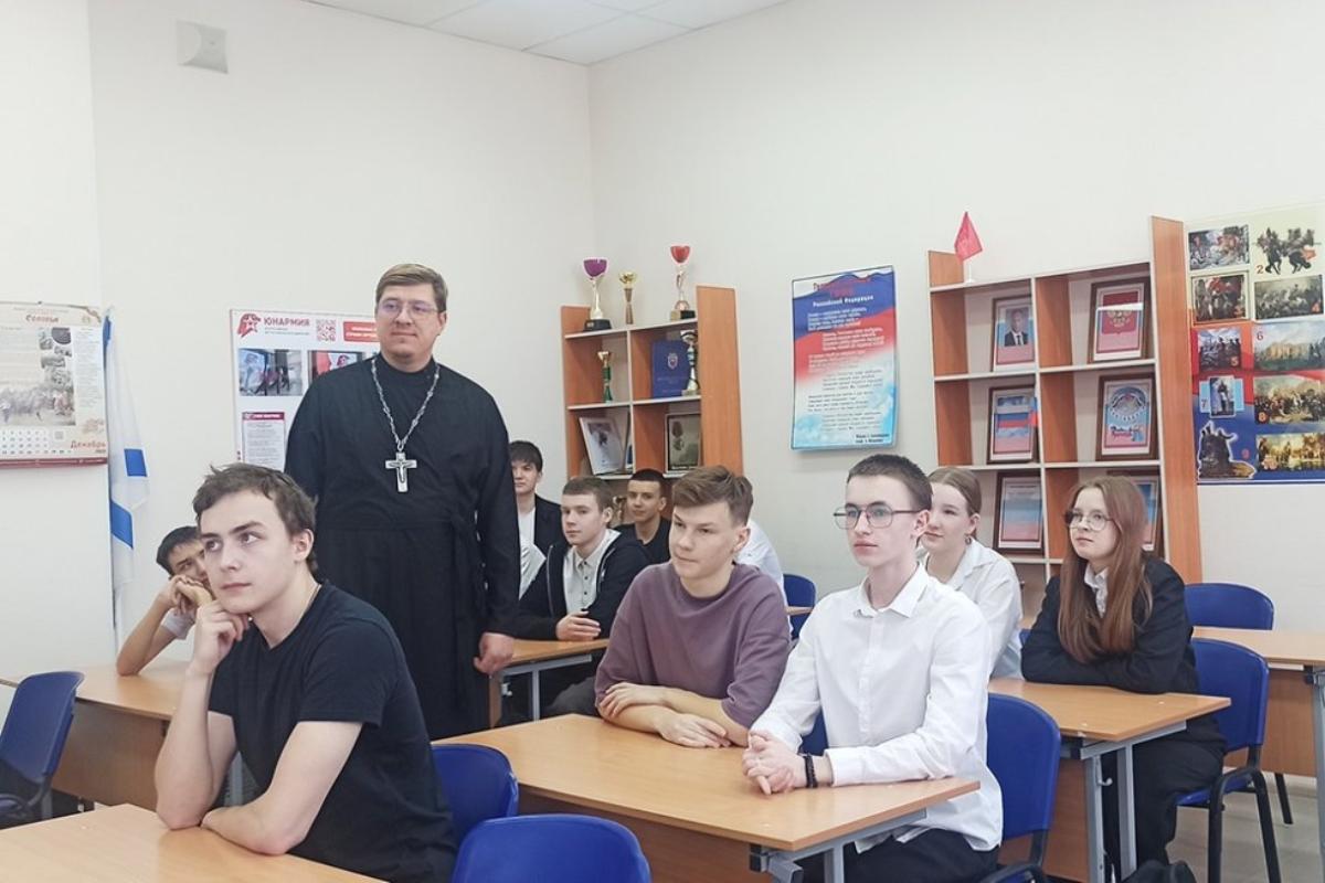 В «Российской газете» рассказали о том, что в курганских школах появились штатные священники