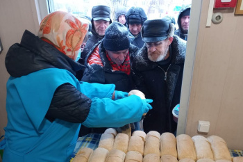 В Курганском Сквере Милосердия нуждающиеся могут пообщаться со священником