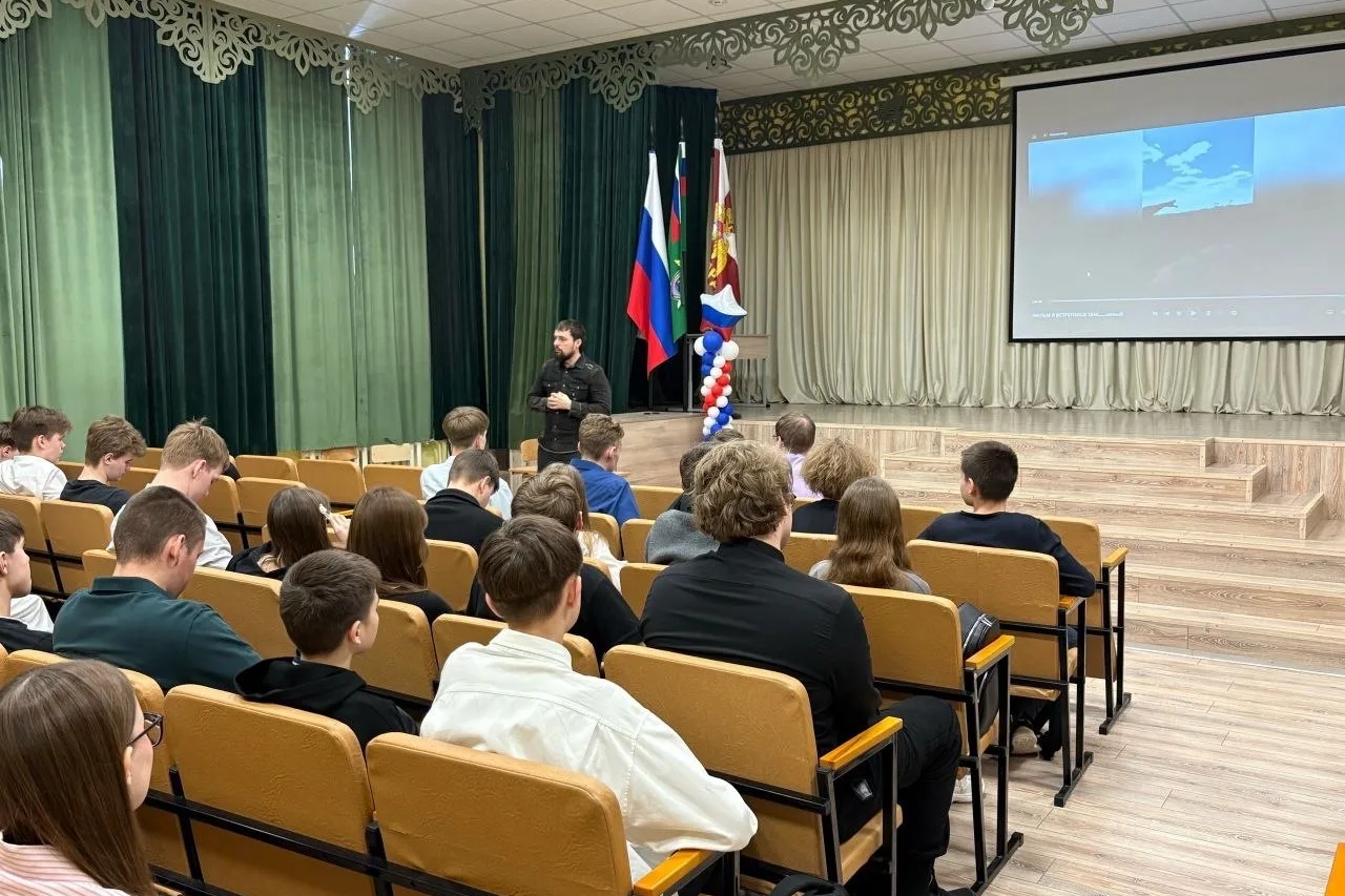 Курганские школьники посмотрели фильм об участнике СВО, священнике Михаиле Шушарине