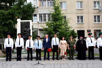 В Кургане настоятель Георгиевского храма принял участие в поздравлении с Днём пограничника