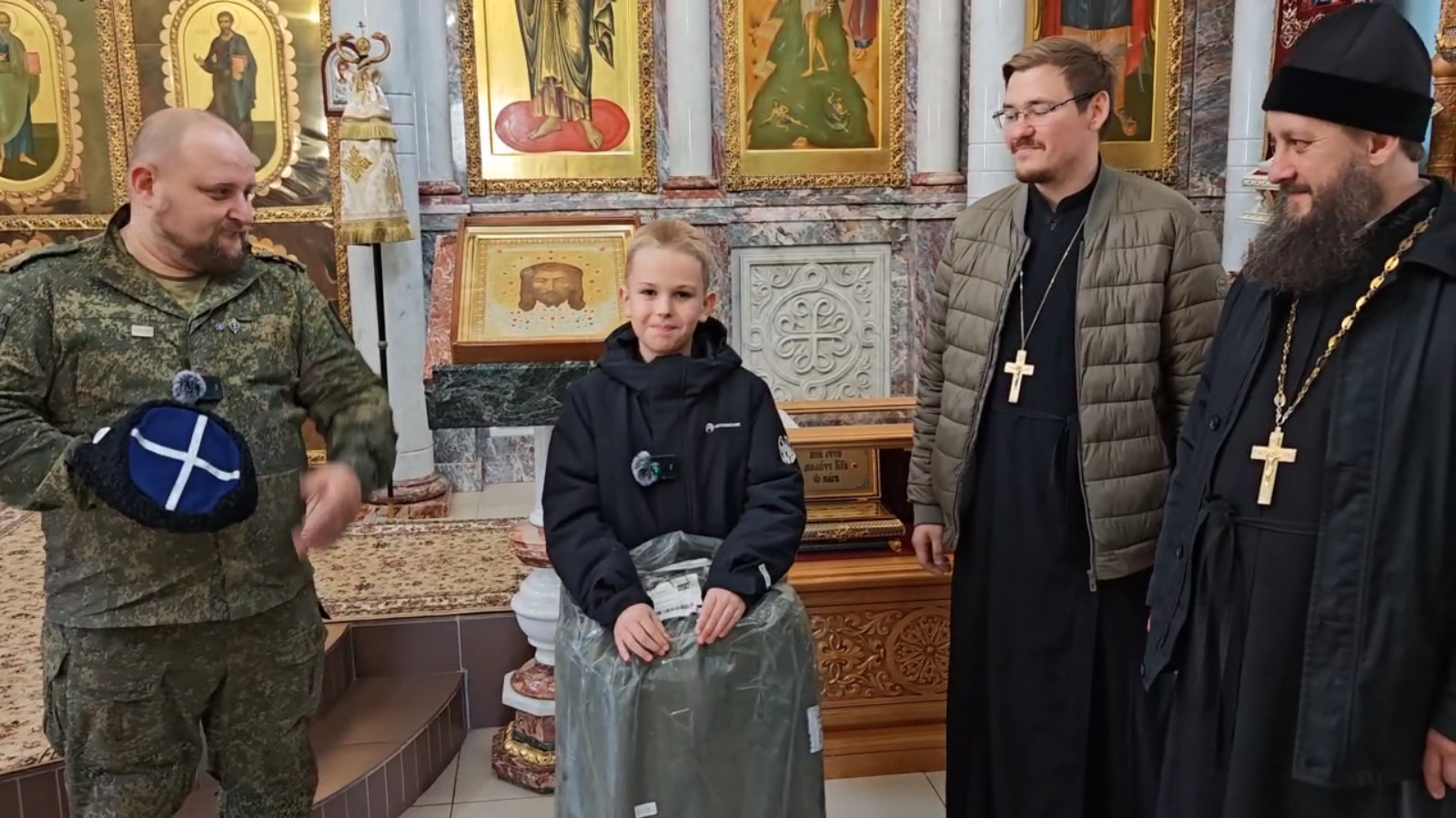 Бойцы СВО подарили лодку юному курганцу, активно помогавшему нашим воинам