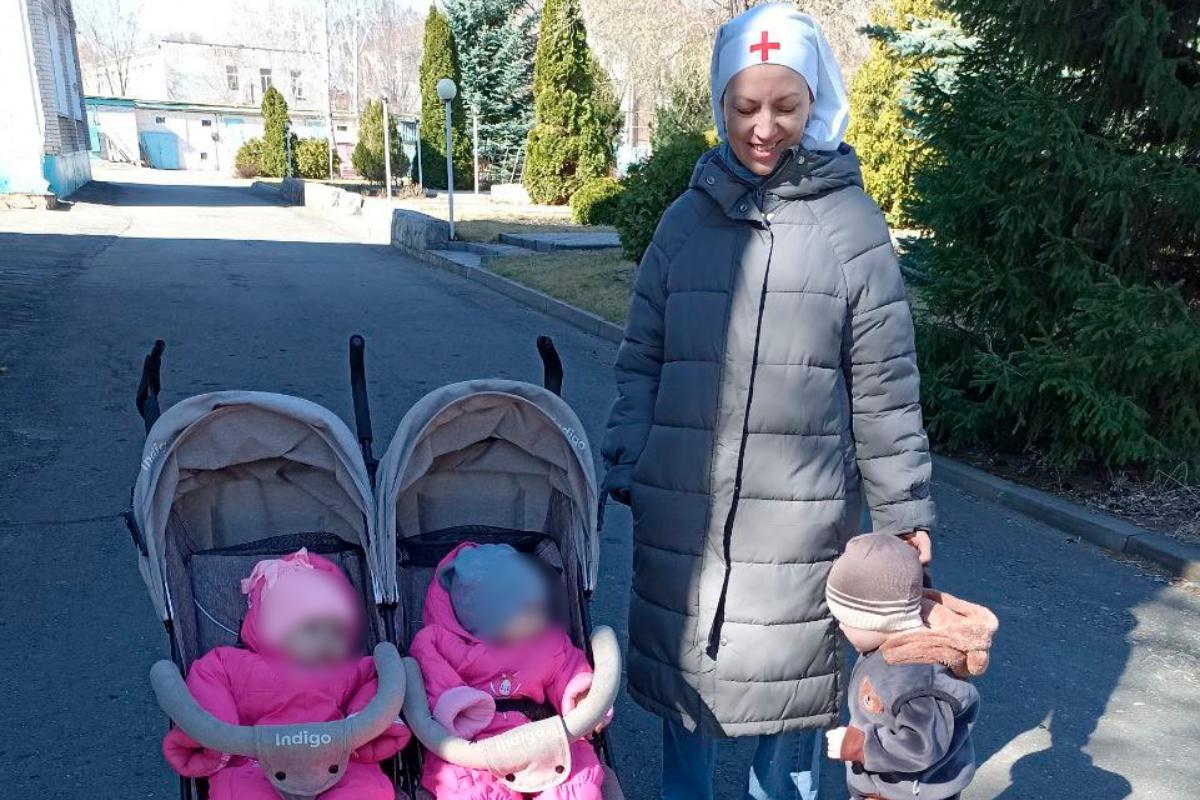 В Кургане сестры милосердия еженедельно навещают малышей, оставшихся без материнского тепла