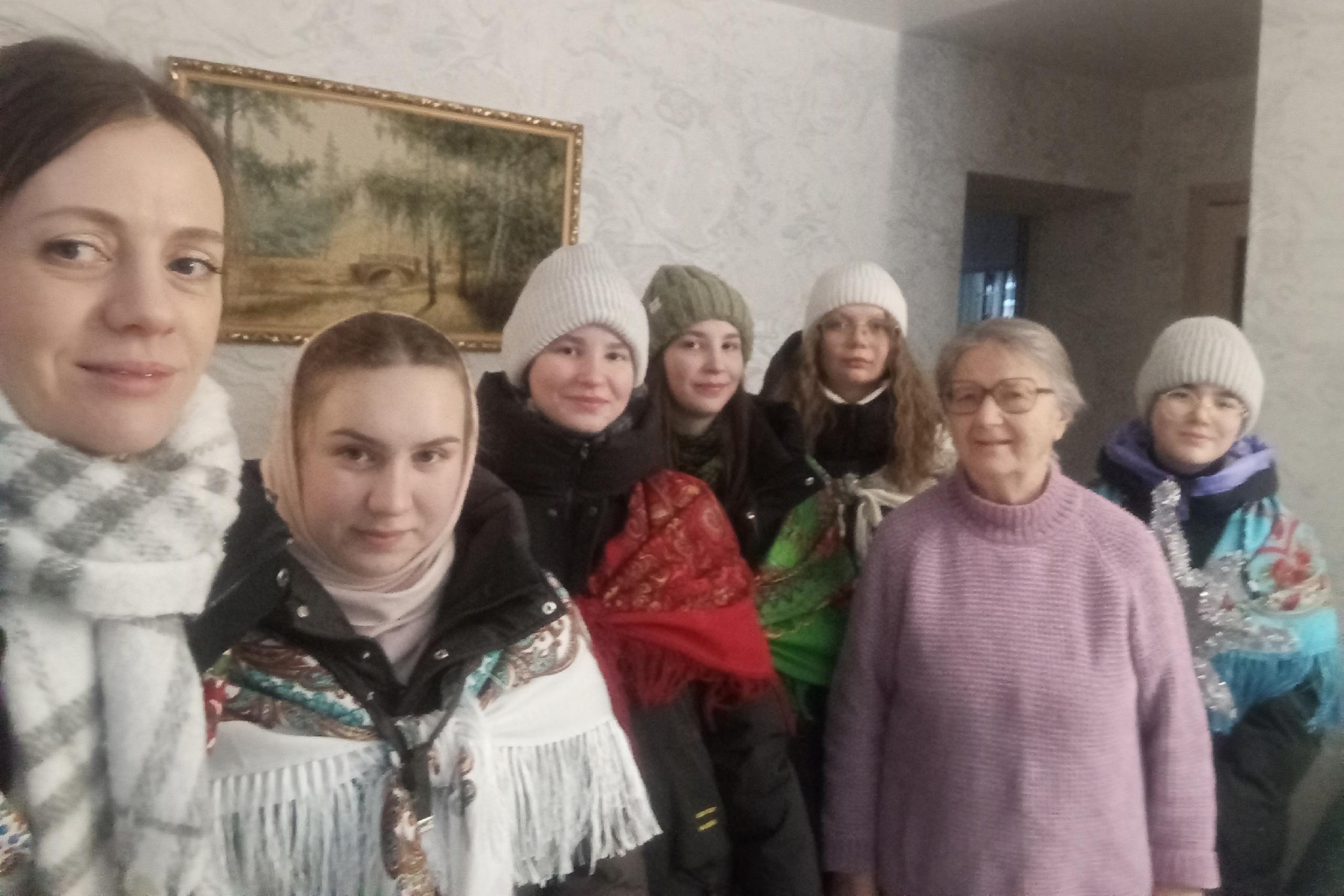 В Кургане молодежь поздравила прихожан христославными песнопениями