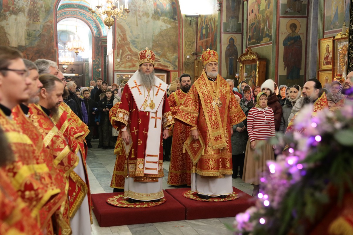 В престольный праздник Александро-Невского кафедрального собора прошла Литургия двух архиереев