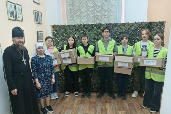 В Кургане школьники помогли прихожанам в изготовлении окопных свечей