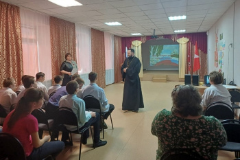 Настоятель лебяжьевского храма рассказал школьникам о патриотизме в христианстве