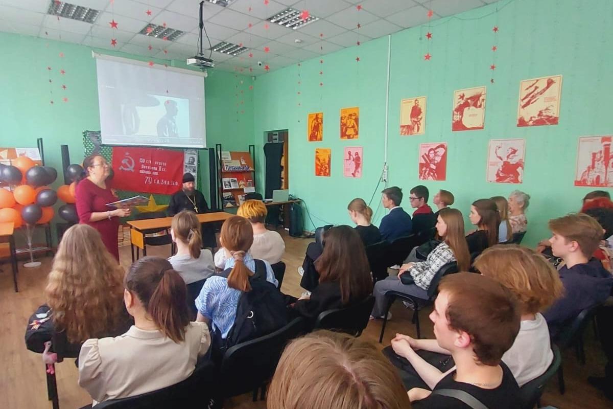 В Кургане священник-участник СВО провёл встречу в курганской библиотеке на тему «Человек и война»