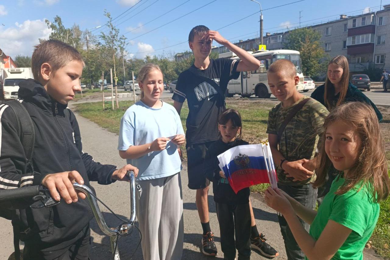 В Кургане гимназисты дарили горожанам российские флажки
