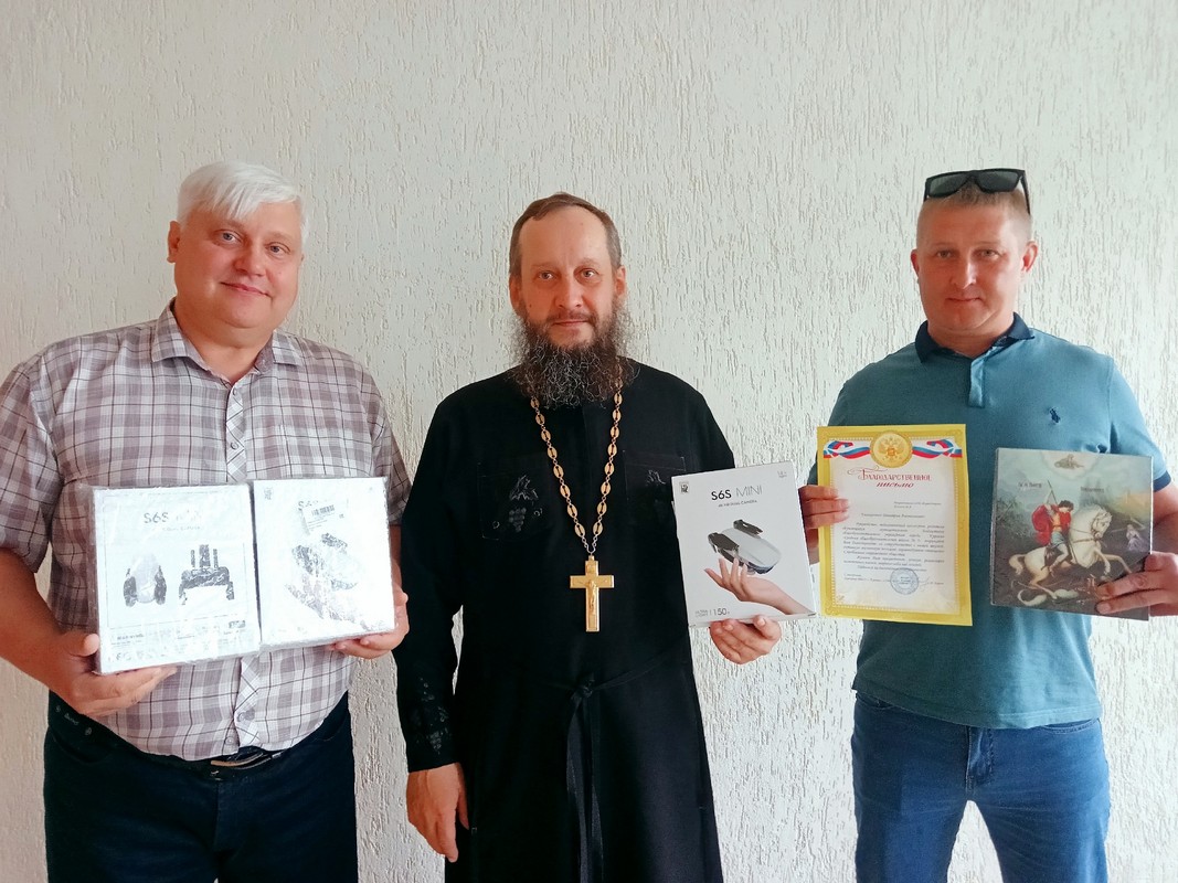 Курганский священник посодействовал передаче учебных дронов в школу города