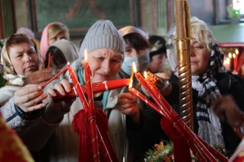 В Александро-Невский кафедральный собор доставили благодатный огонь