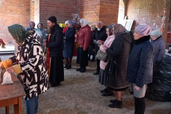 В строящемся храме Варгашей совершено богослужение