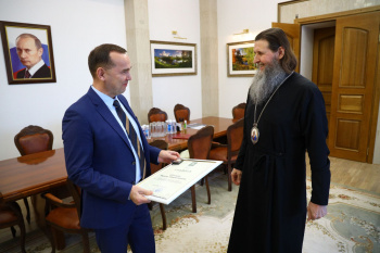 Митрополит Даниил передал губернатору Вадиму Шумкову высокую награду  