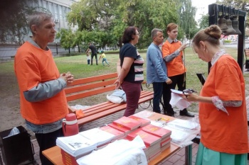 В День города миссионерский отдел Курганской епархии провёл акцию «Евангелие в каждый дом»