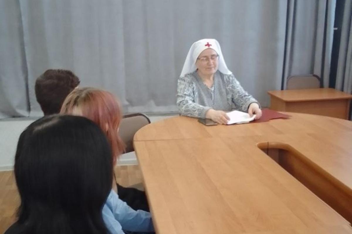 В Кургане сестра милосердия обсудила с подростками традиционные ценности русской православной семьи