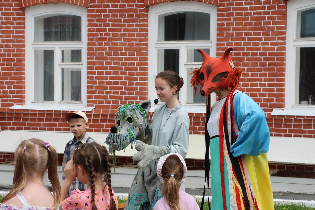 Ученики епархиальной воскресной школы поиграли с артистами курганского театра кукол «Гулливер»