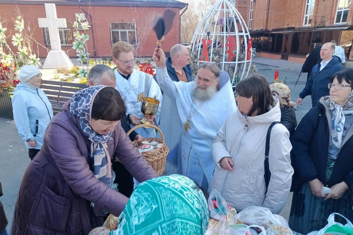 Освящение куличей проходит в Александро-Невском кафедральном соборе Кургана