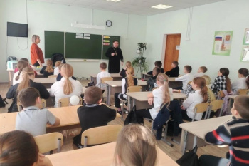 В Зауралье священник встретился со школьниками сёл Каширино и Колесниково
